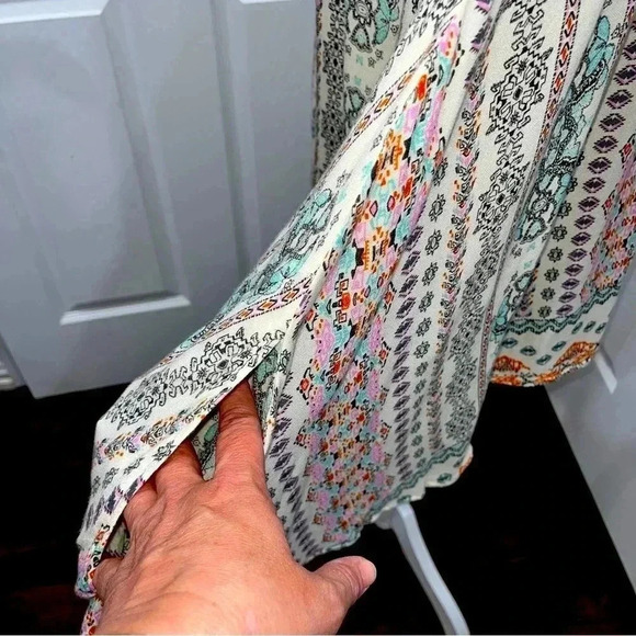 Altar’d State Sleeveless, keyhole front, boho, shark bite hem, top, tunic shirt - Picture 8 of 8